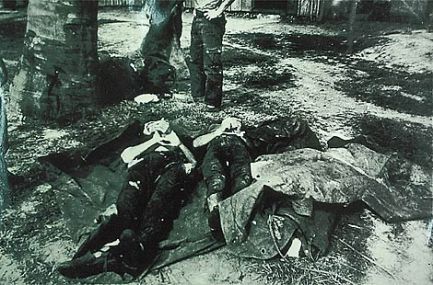 Os corpos de guerrilheiros eram exibidos em praça pública. 